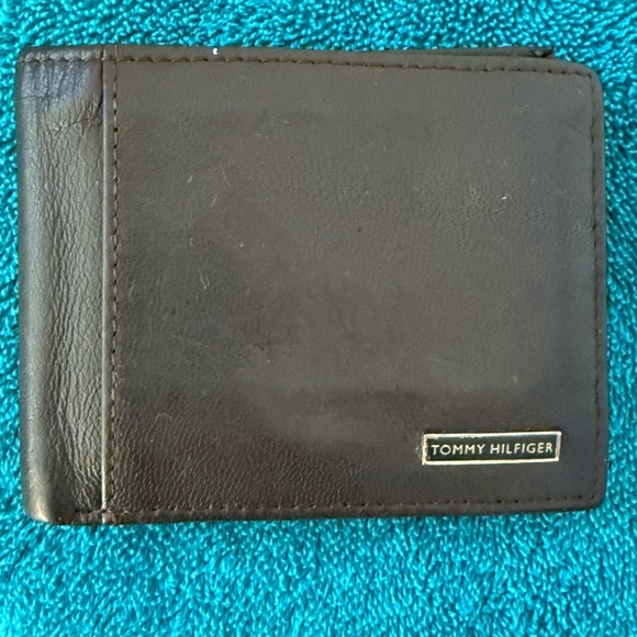 Tommy Hilfiger Mocha Bi-Fold Men's Wallet - Picture 1 of 7